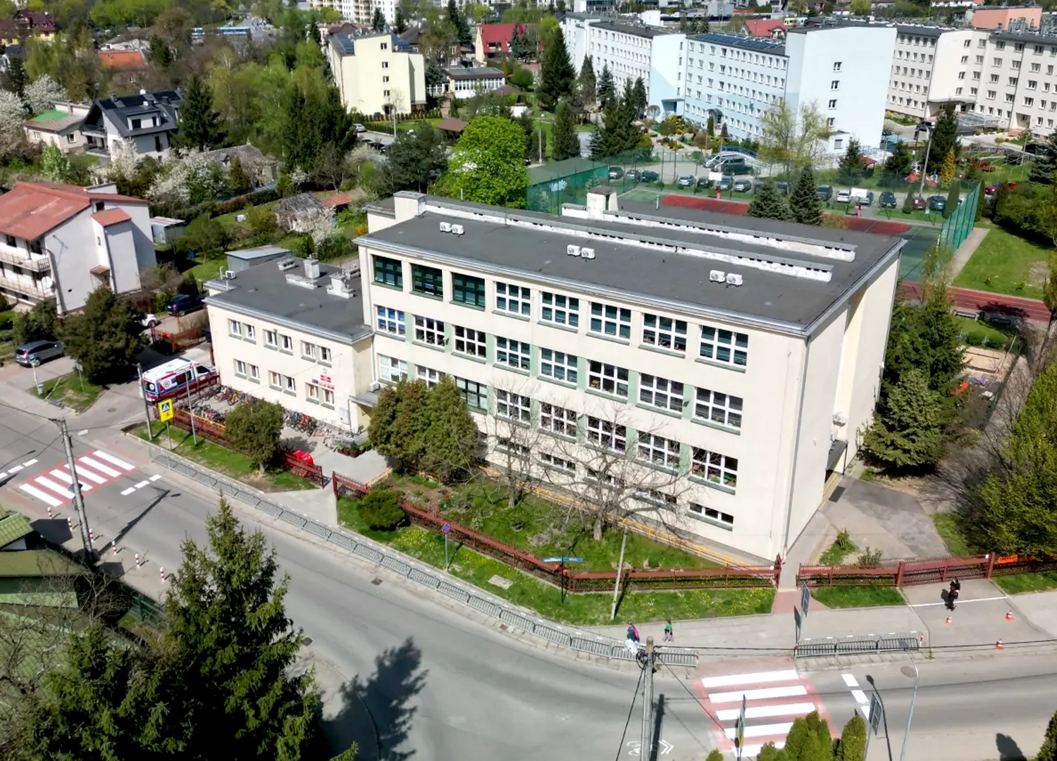 Szkoła w pobliżu-Bluszcz Apartamenty etap 2_Bryksy-Kraków-Rzeszów-nowe mieszkania-04 kopia